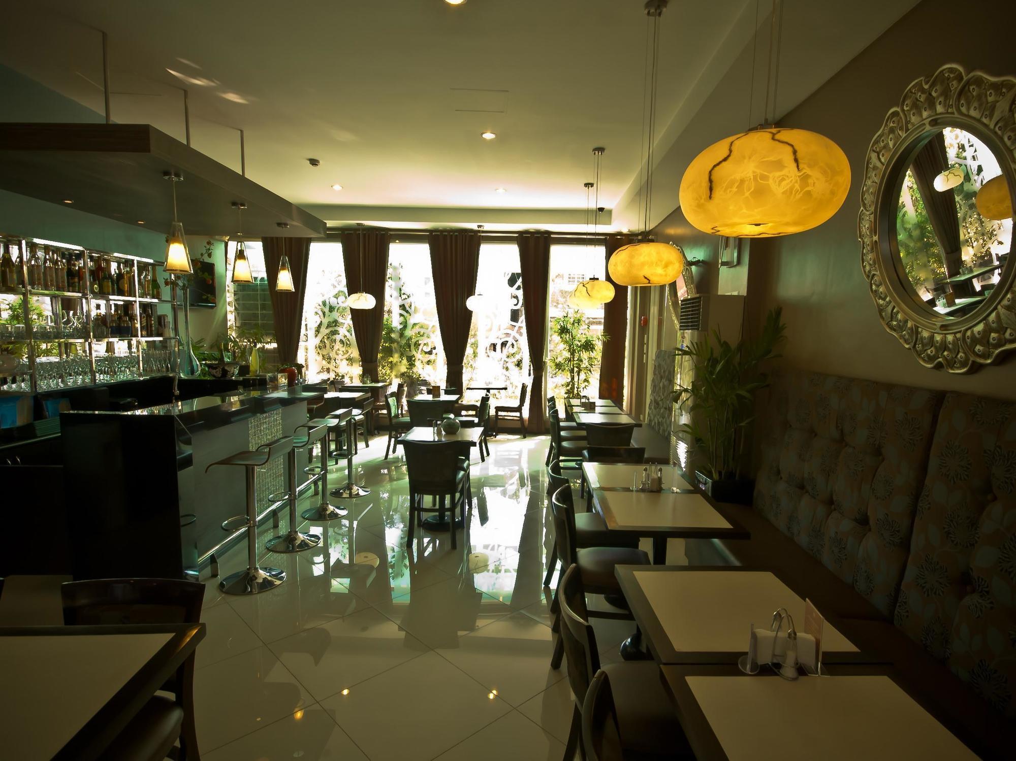 Avitel Hotel Makati City Exterior photo